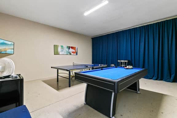 Spacious, game room, golf view, private pool & BBQ